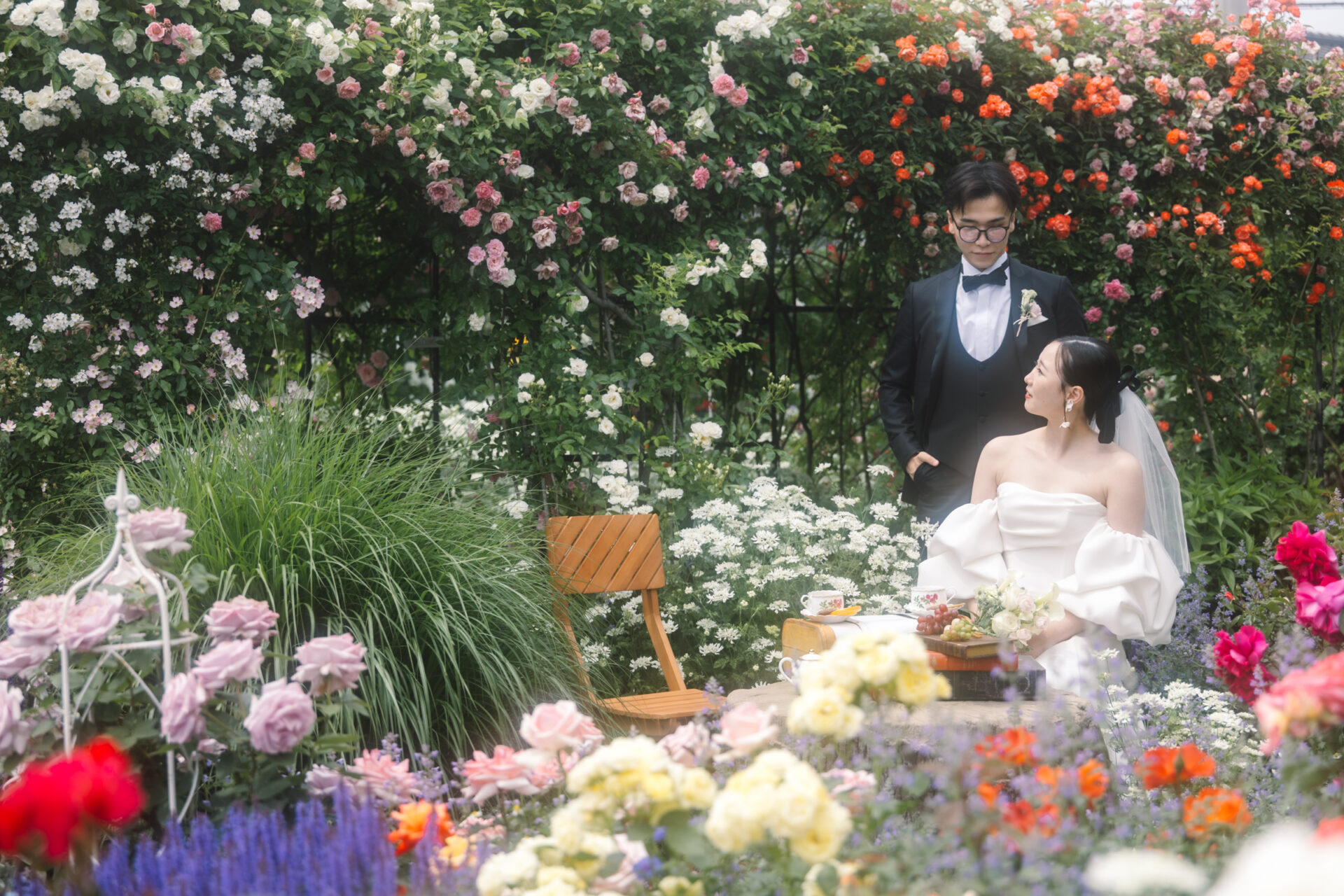 バラの華やぎ、紫陽花のやさしさ＿＿花に囲まれたフォトウェディング