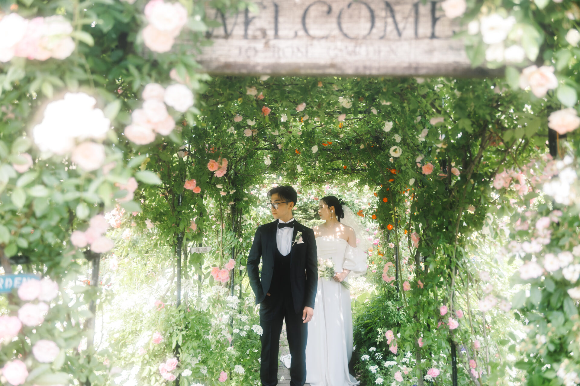 バラ園で叶えるロマンティックなフォトウェディング